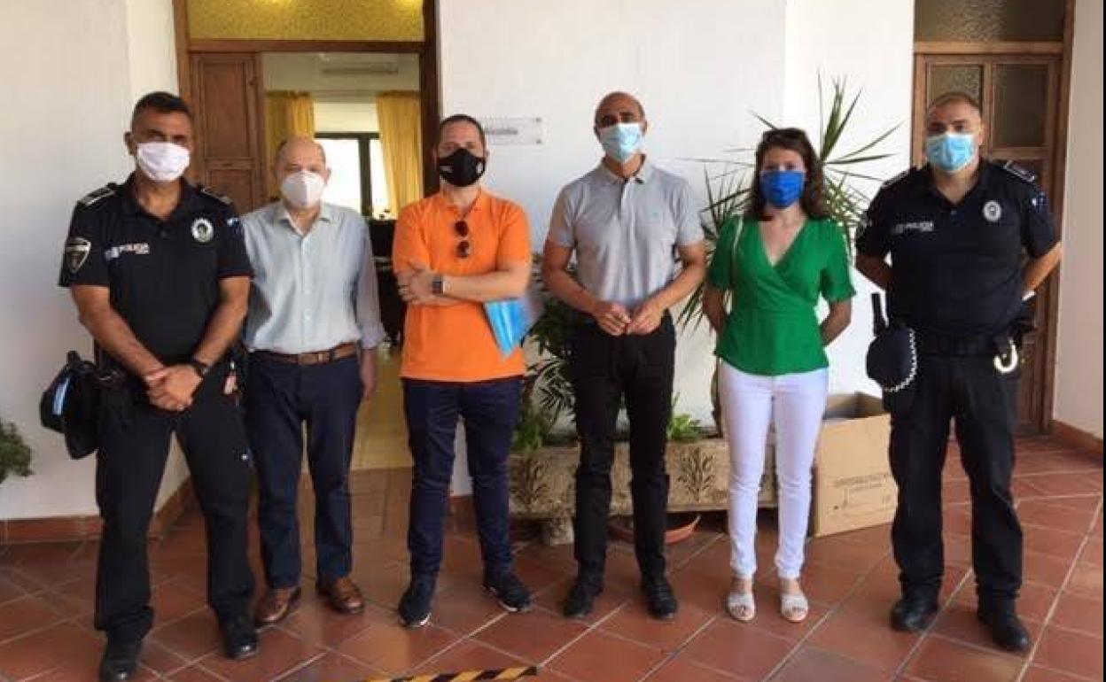 Los tres nuevos agentes junto con el alcalde, el jefe de la Policía y el secretario 