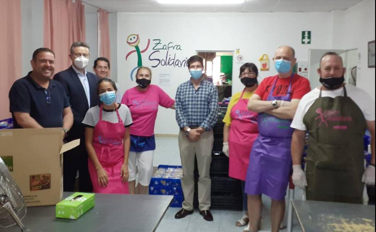 Zafra Solidaria recibe la visita de responsables de Mapfre tras recibir una ayuda de 20.000 euros de su fundación