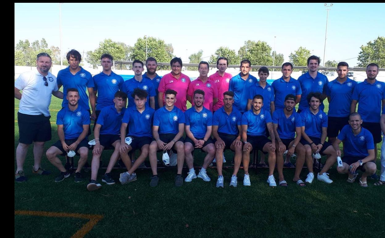 El equipo antes del eencuentro en el campo federativo Manuel Sánchez Delgado de Cáceres 