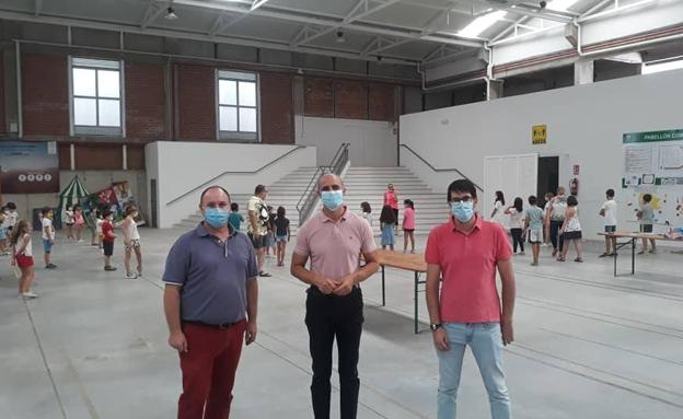 El alcalde junto al concejal de Juventud y el coordinador de la Casa de la Juventud 