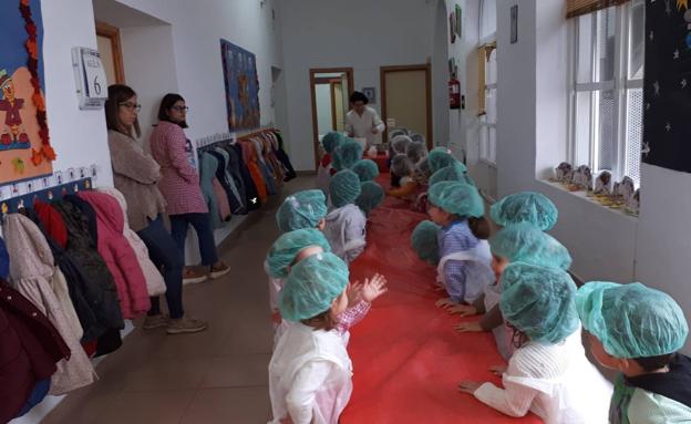 Uno de los talleres de elaboración de queso fresco con los más pequeños 
