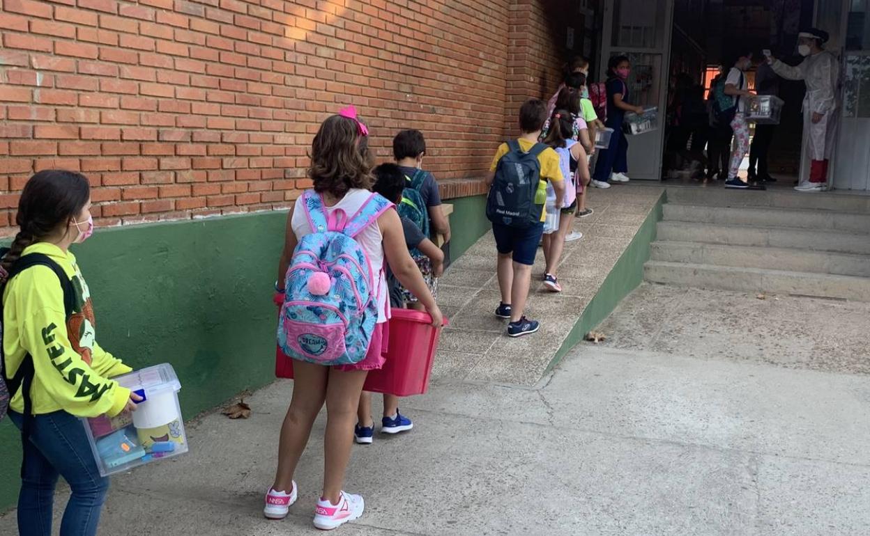 Entrada de los escolares en uno de los centros de la localidad 