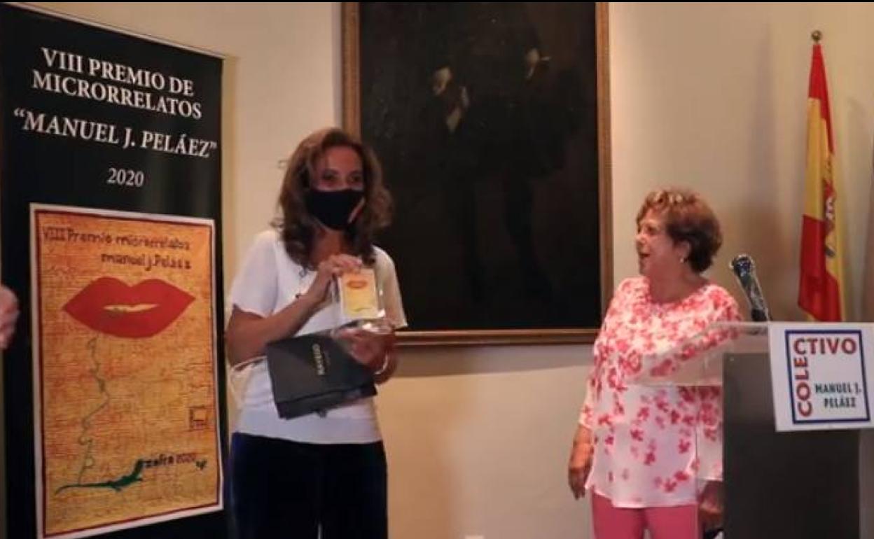 La ganadora trras recoger su premio de manos de la presidenta del jurado 