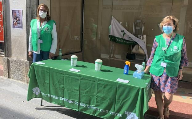 Dos voluntarias de la asociación en Zafra en la mesa colocada en la calle Sevilla 