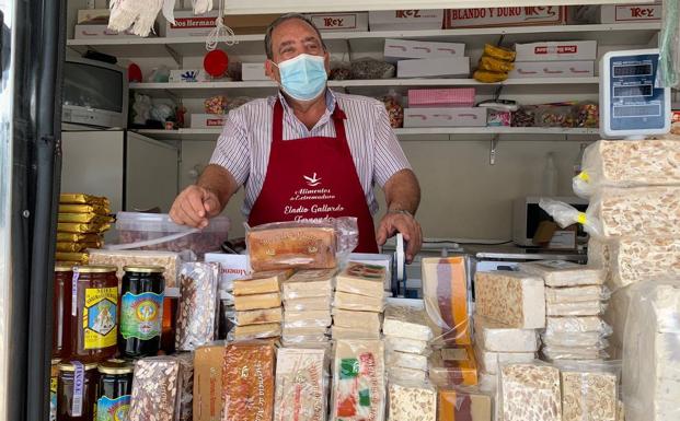 Eladio en su puesto de turrones 