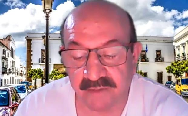 Lectura por parte de un ususario del hogar de Mayores 