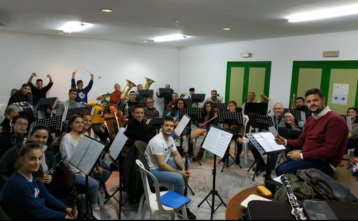 Algunos de los alumnos de esta escuela con su profesor antes de que se iniciara la pandemia 