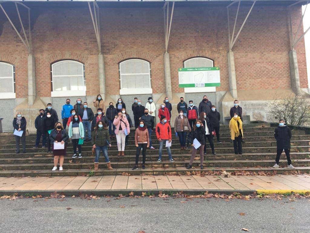 Alumnos, equipo técnico y autoridades tras la clausrua de la EP 