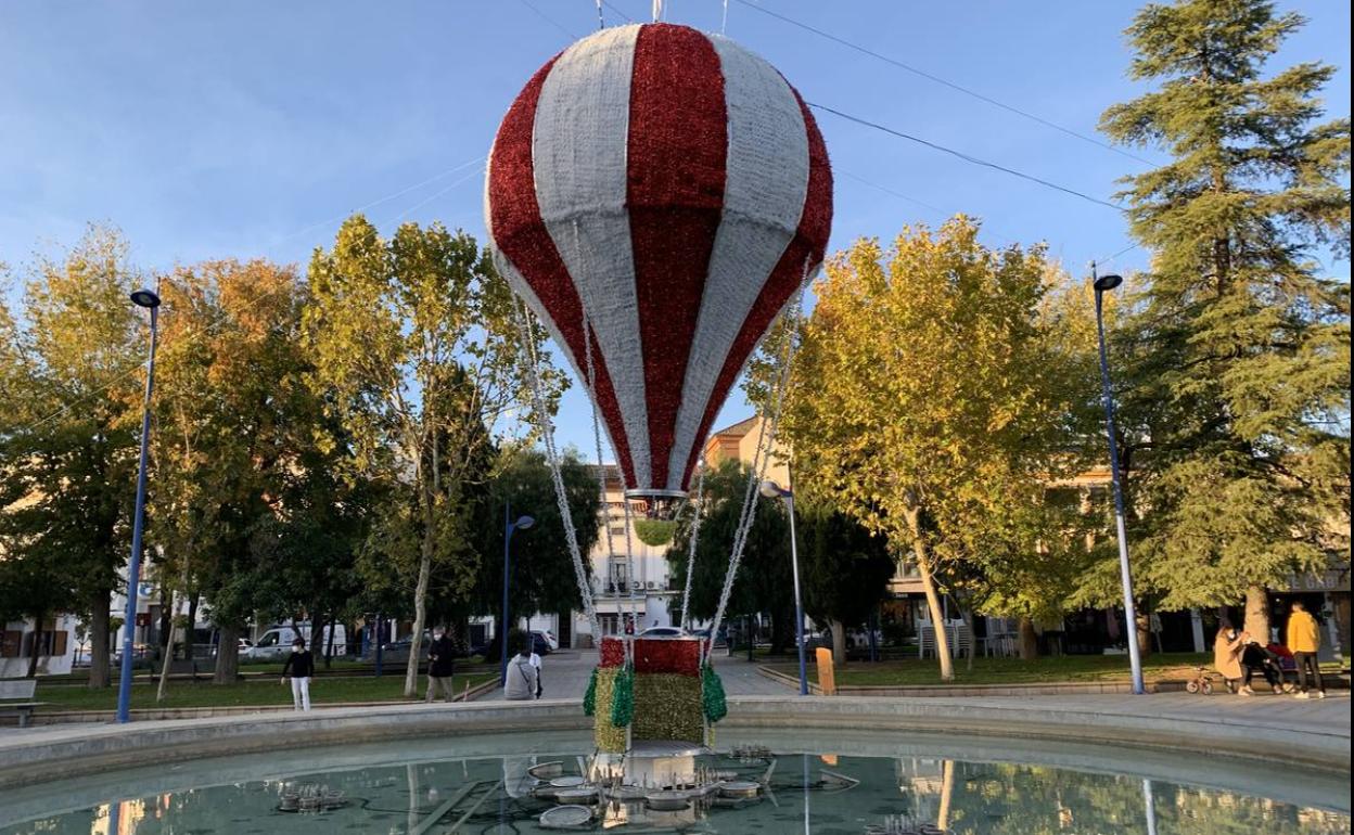 Un globo muy navideño se ha instaldo en la fuente de la Plaza de España 