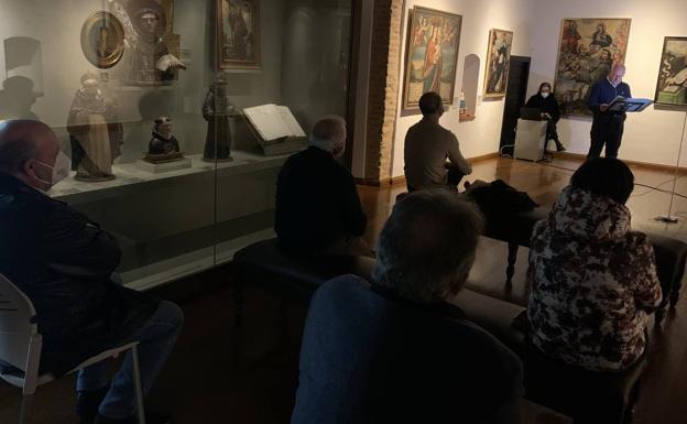 Solo unos pocos asistentes en la sala alta del Museo de Santa Clara 