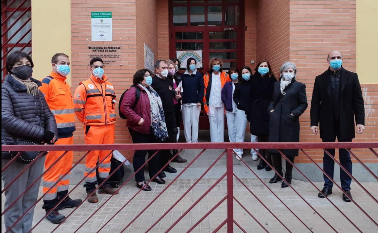 Autoridades, personal de la residencia y sanitarios una vez recibidas las primeras vacunas 