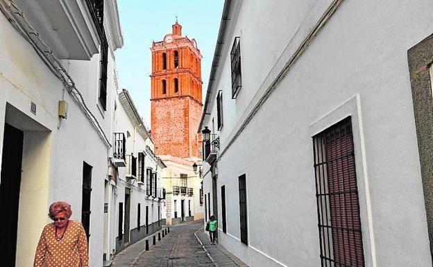Una de las típicas calles zafrenses con la Candelaria al fondo 