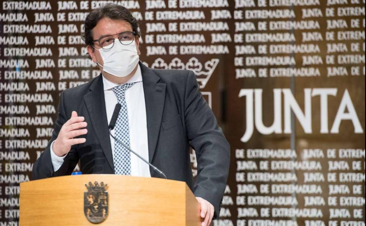 El consejero de Sanidad, josé Mª Vergeles 