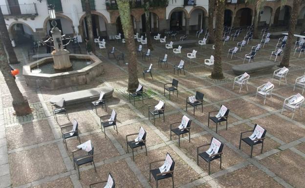 Las sillas tuvieron que ser retiradas por orden del Ayuntamiento 