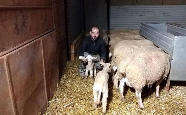 Juan Antonio Galea, de 35 años, es de Fuentes de León y va a criar vacas, ovejas, cerdos y caballos en varias fincas.