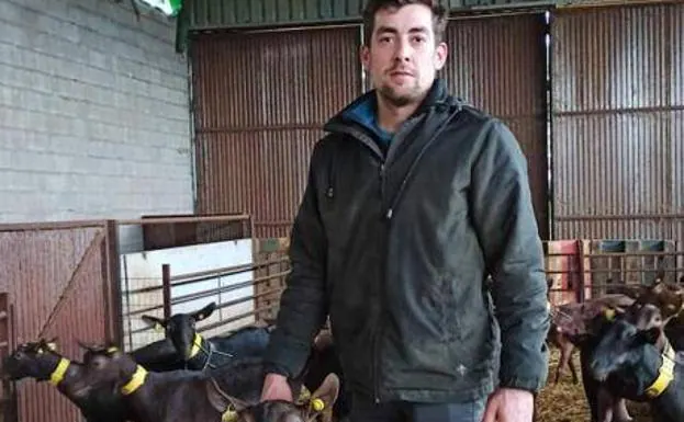 Juan Antonio Galea, de 35 años, es de Fuentes de León y va a criar vacas, ovejas, cerdos y caballos en varias fincas.