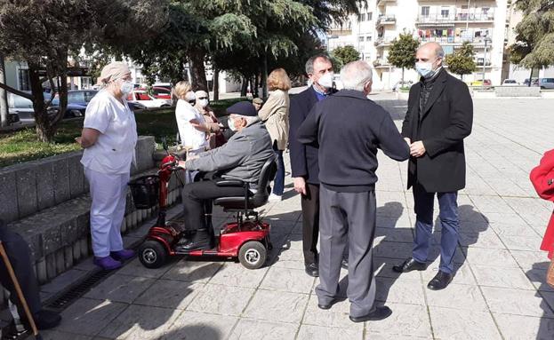 El alcalde ha acompañado este jueves a los residentes que han posido salir 