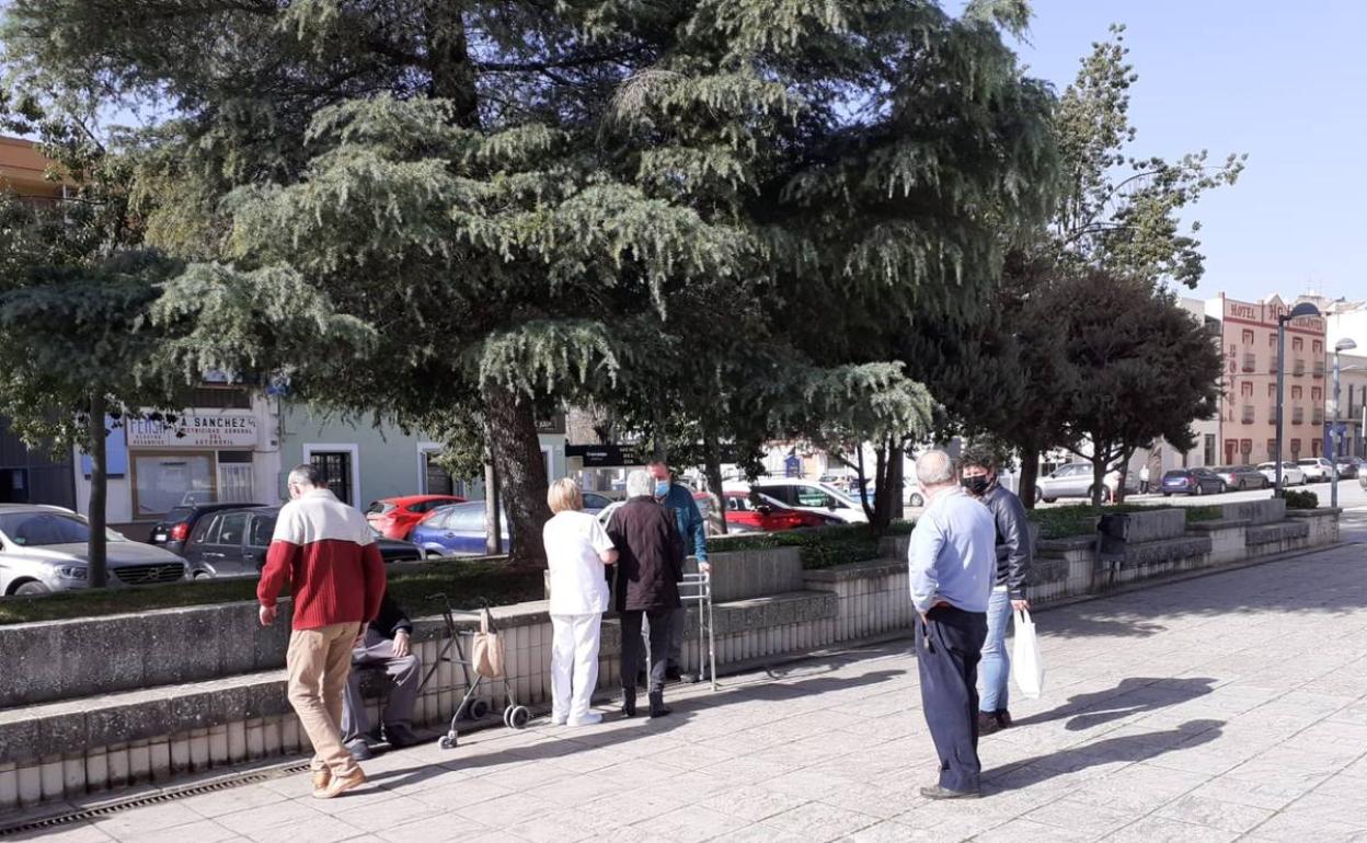 Algunos de los mayores en la plaza junto a sus familiares, amigos y cuidadores 