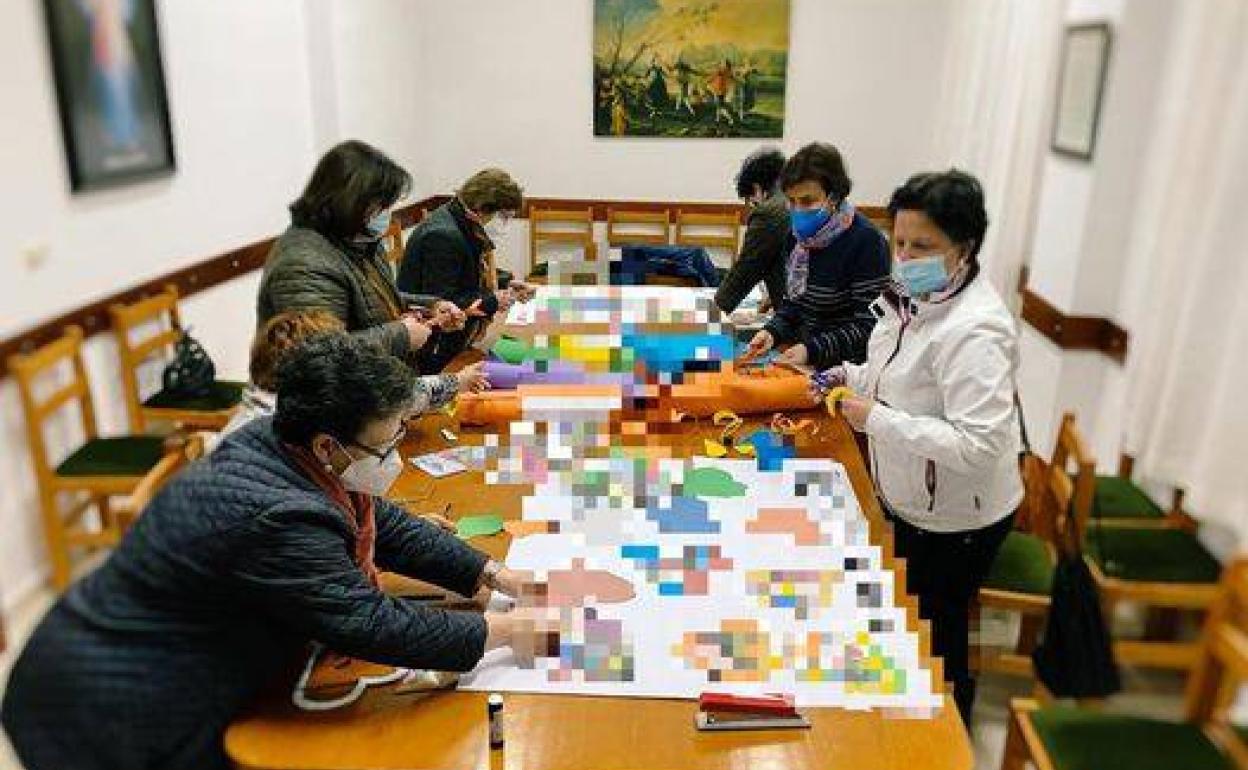 El grupo de liturgia preparando el material y la decoración de Cuaresma 