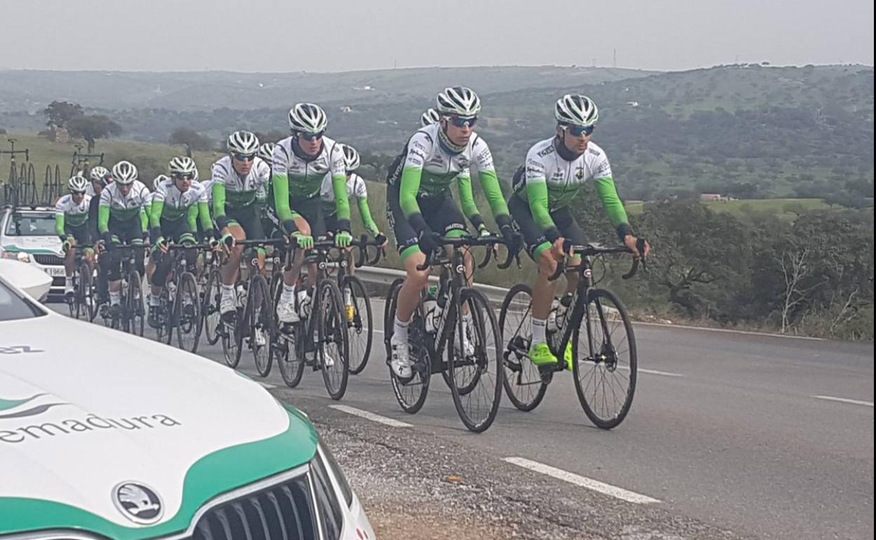 Los corredores durante uno de sus entrenamientos 