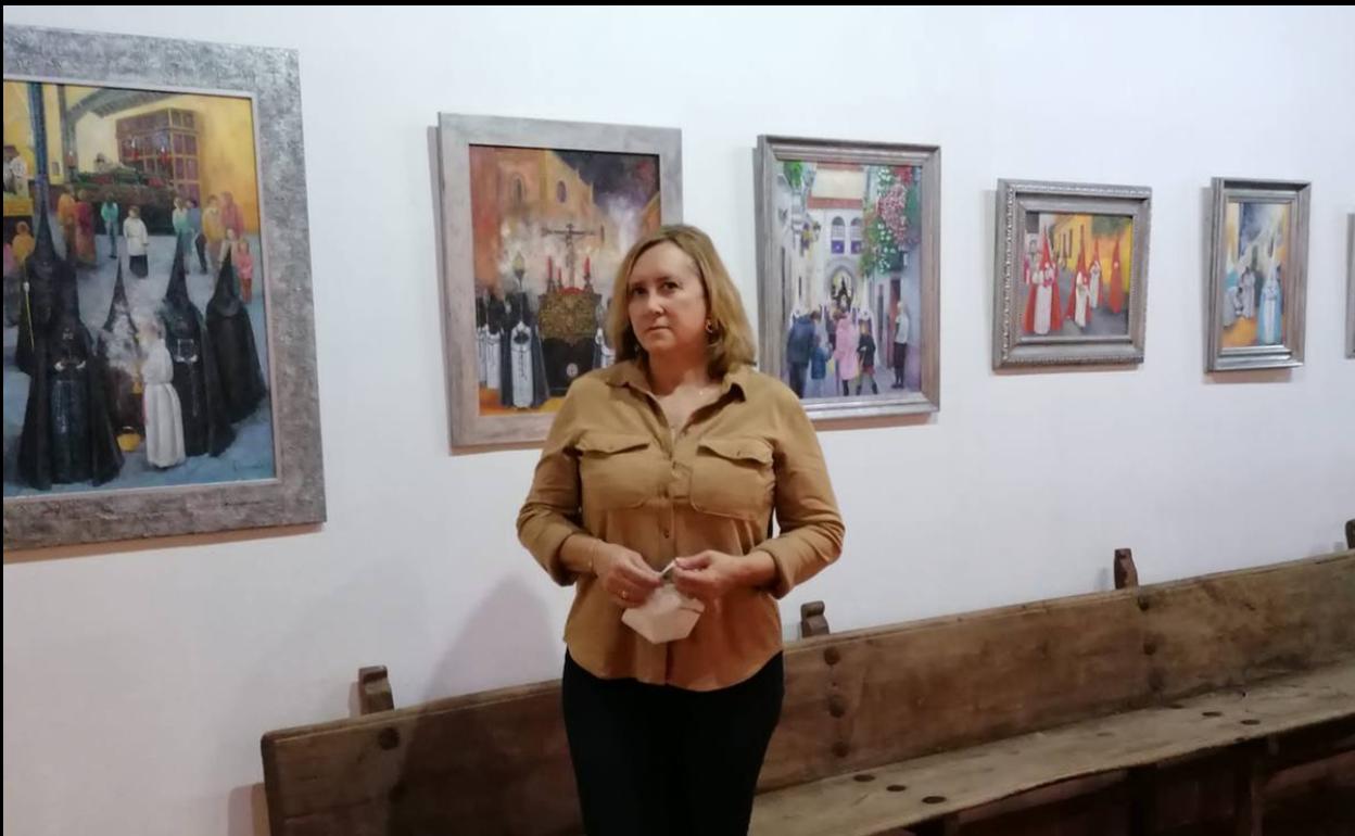 La pintora Carmen Ramos en la exposición 