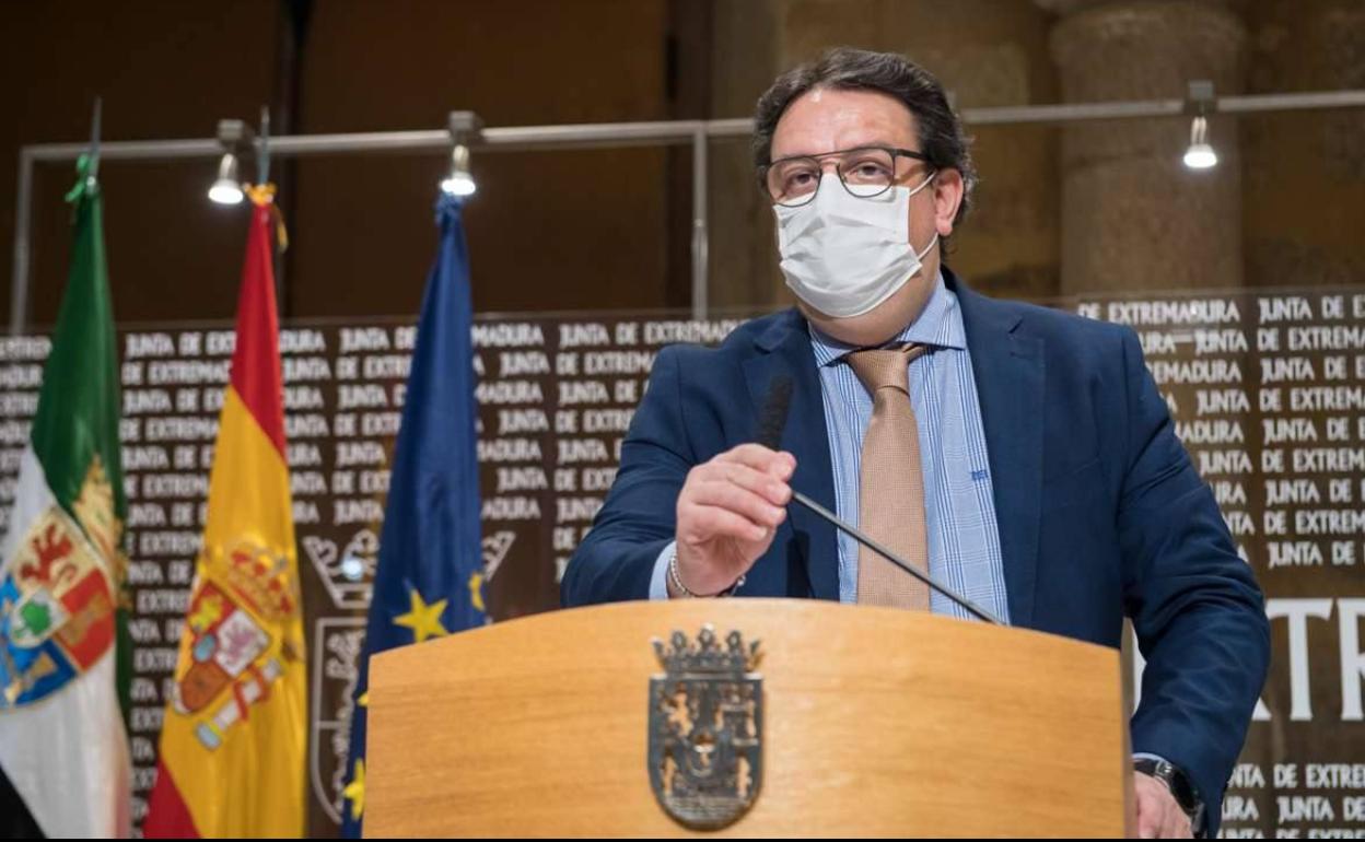 El consejero de Sanidad durante la rueda de prensa 
