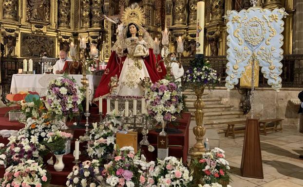 La Virgen de Belén junto al altar 