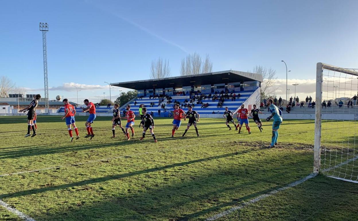 Ambos equipos en el encuentro anterior en el Nuevo Estadio 