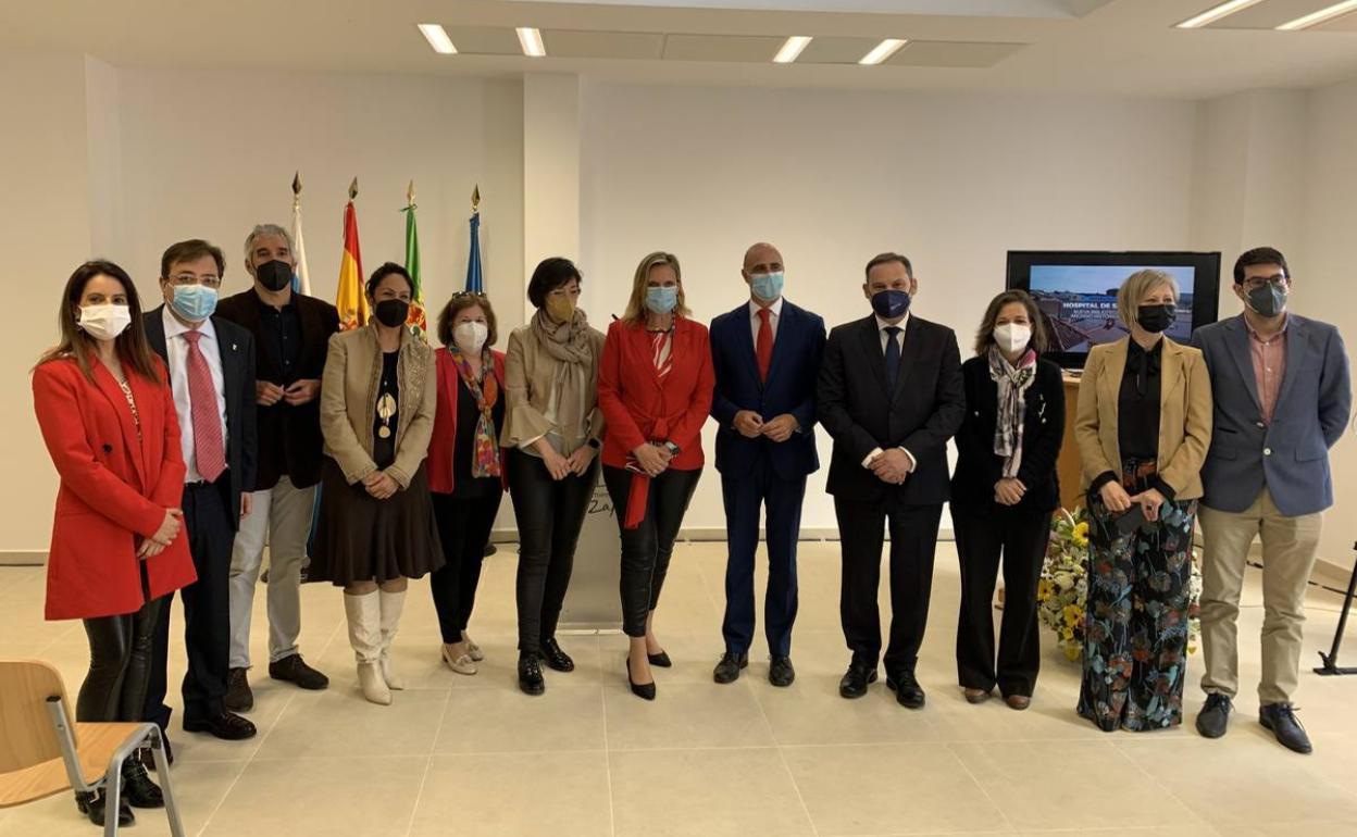 El ministro José Luis Ábalos anuncia en la inauguración de la biblioteca que antes de verano se sacará a licitación la variante de la travesía N-432