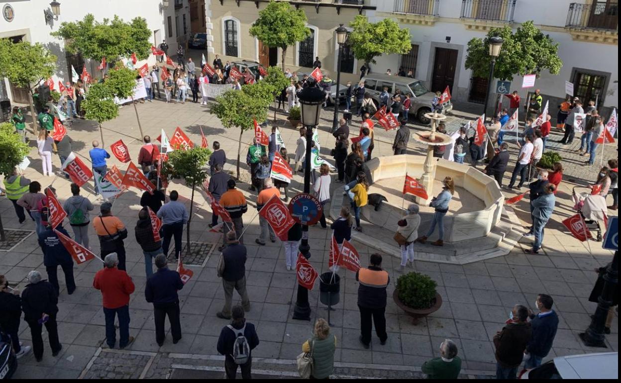 Concentración de los trabajadores a las puertas del Ayuntamiento este viernes 