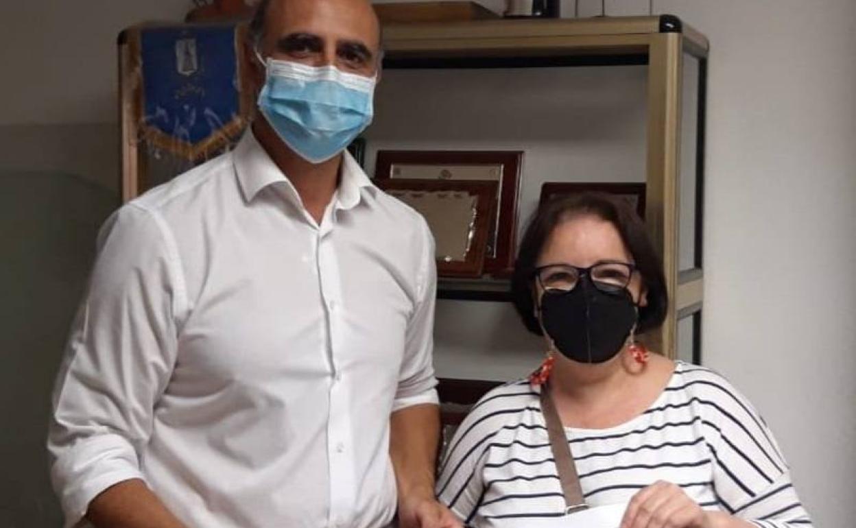 Entrega de la Relación de Puestos de Trabajo a Emilia, presidenta del Comité de Empresa. 