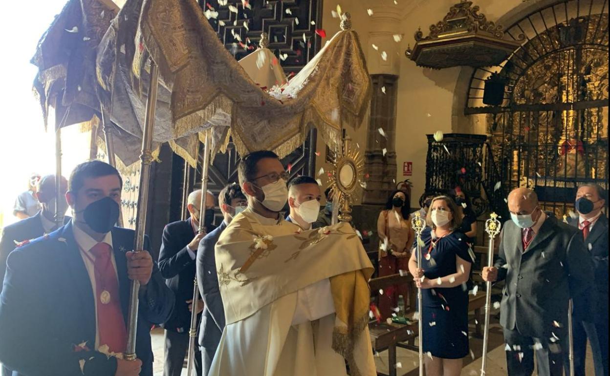 Procesión claustral dentro de la parroquia de La Candelaria 