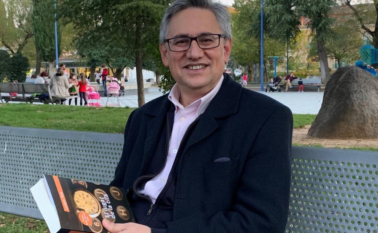 Luciano Feria tras conocer que su novela era la ganadora del Dulce Chacón 