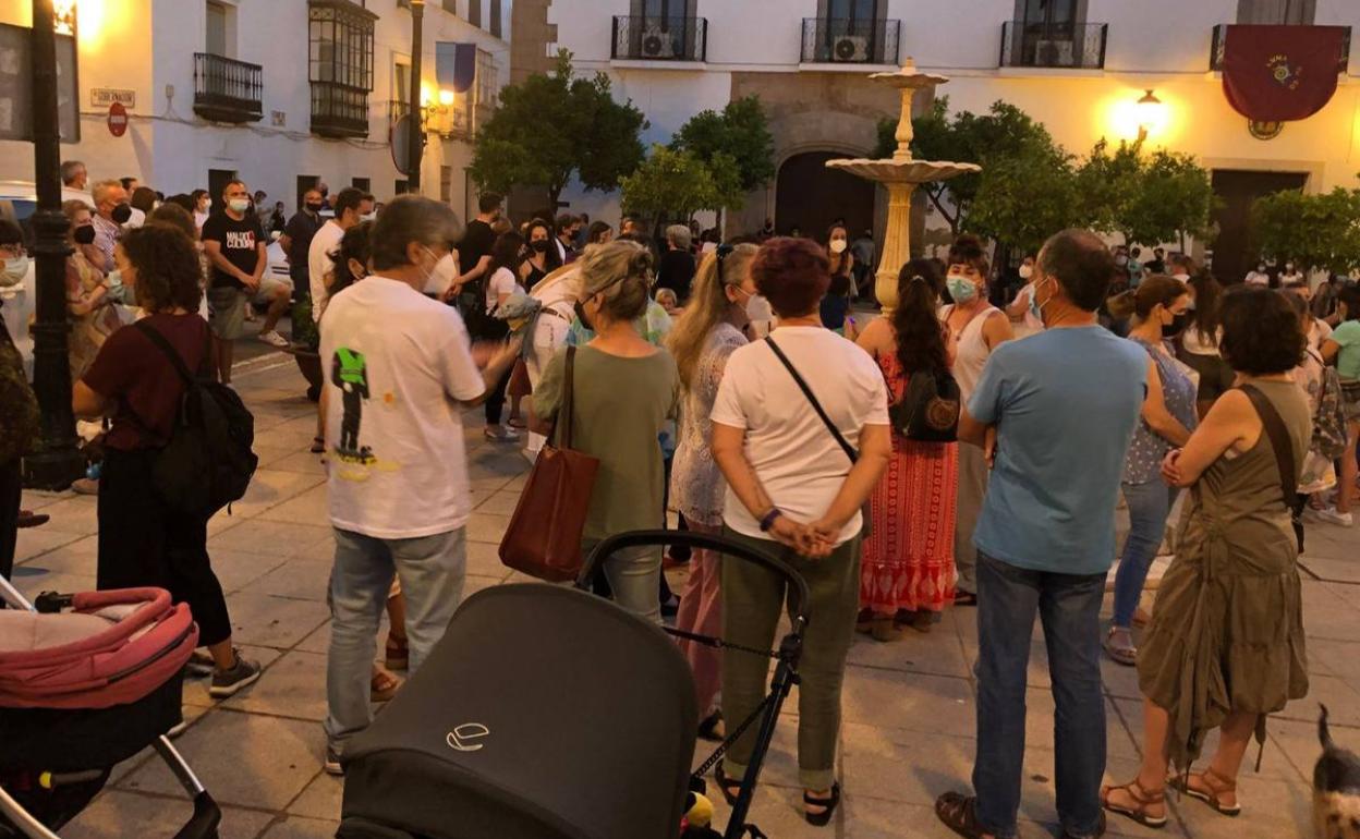 Concentración en la plaza frente al Ayuntamiento 