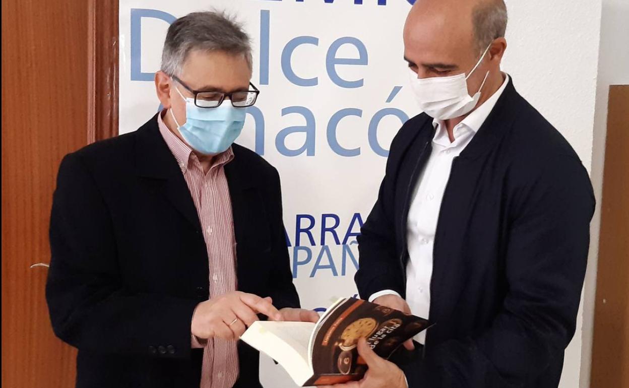 Luciano Feria junto al alcaldde el día de la noticia de su premio 