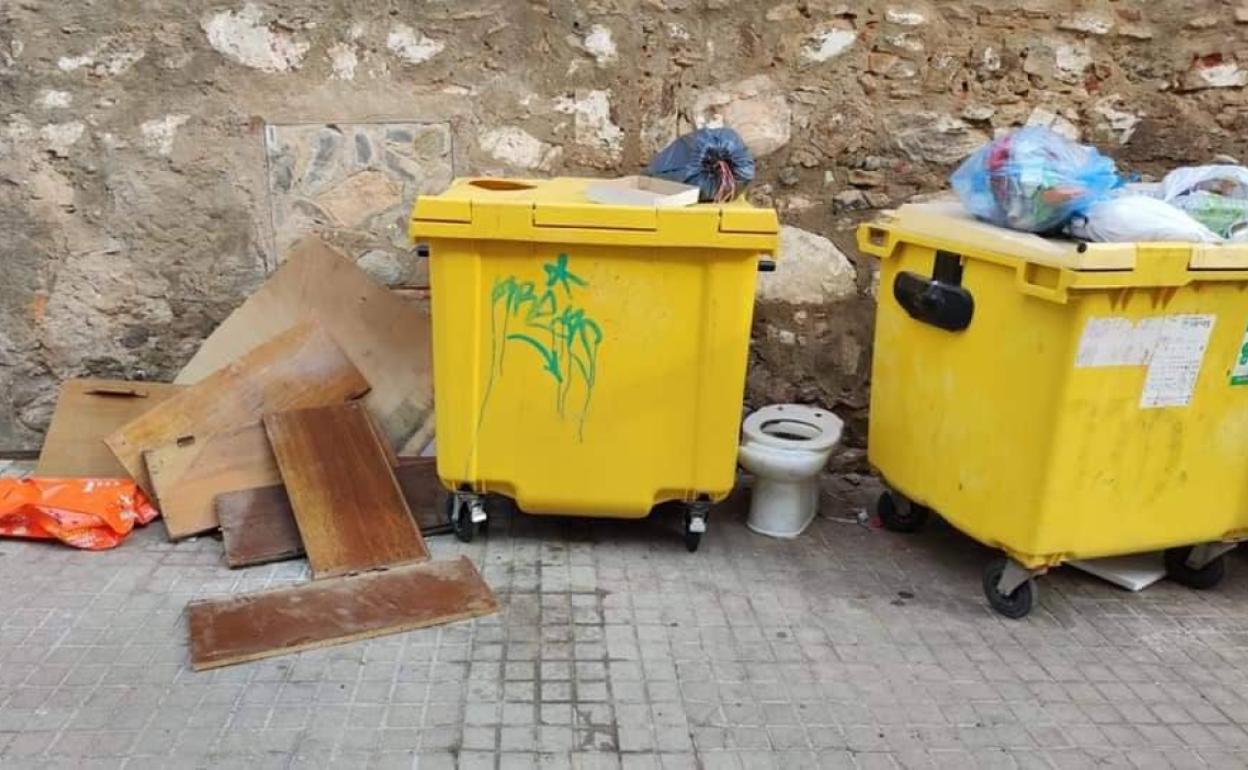 Aspecto de una zona de contenedores en la ciudad 