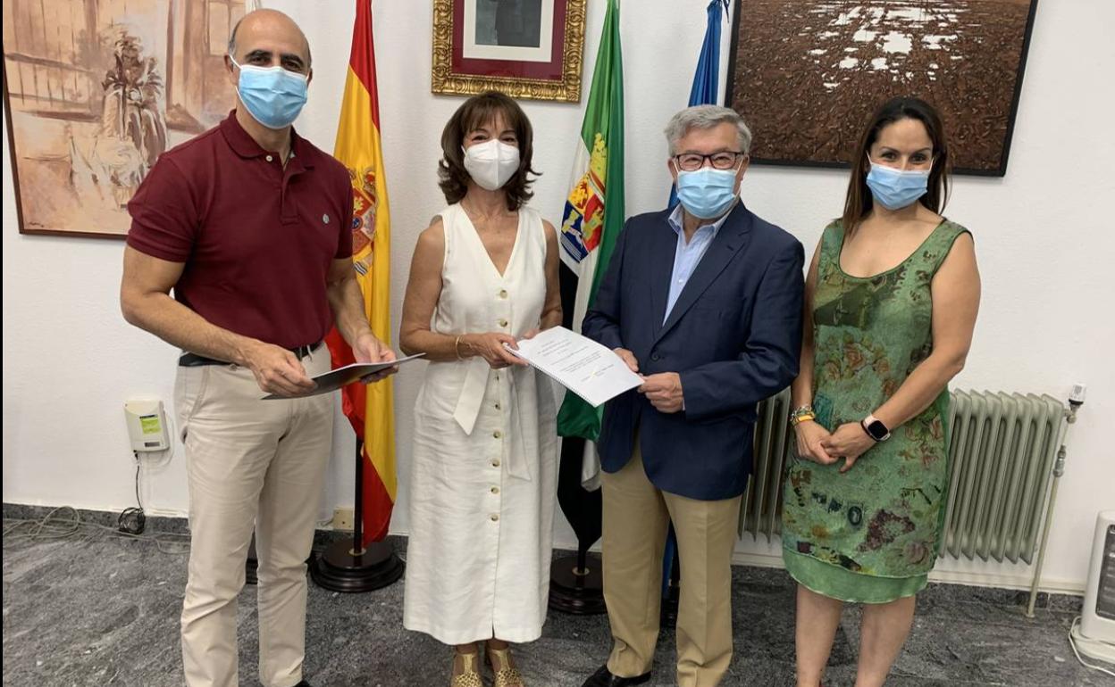 La nueva directora y el saliente fueron recibidos por el alcalde y la concejala de Cultura 