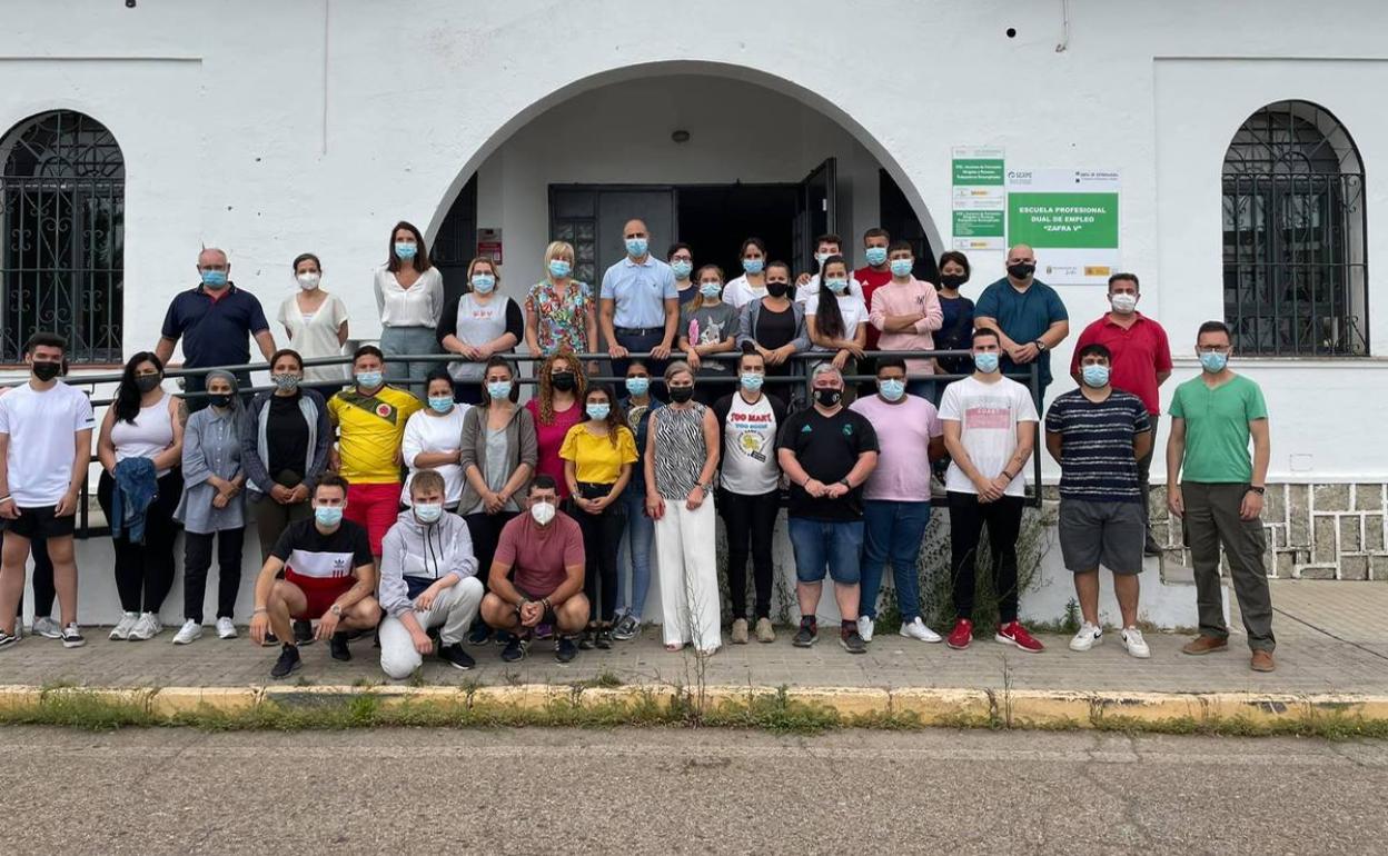 Alumnos, equipo directivo y docente y autoridades en la inauguración 