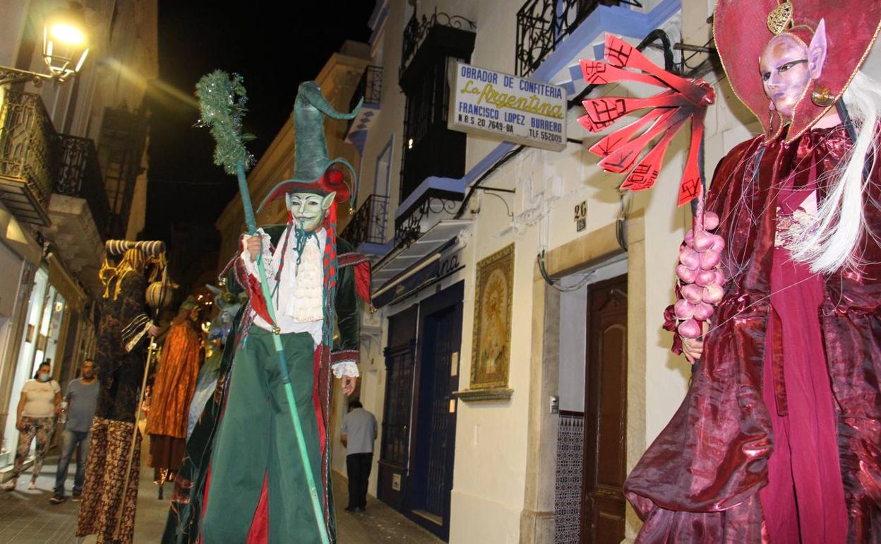 Samarkanda Teatro ofreció todo un espectáculo de música e interpretación por las calles de Zafra