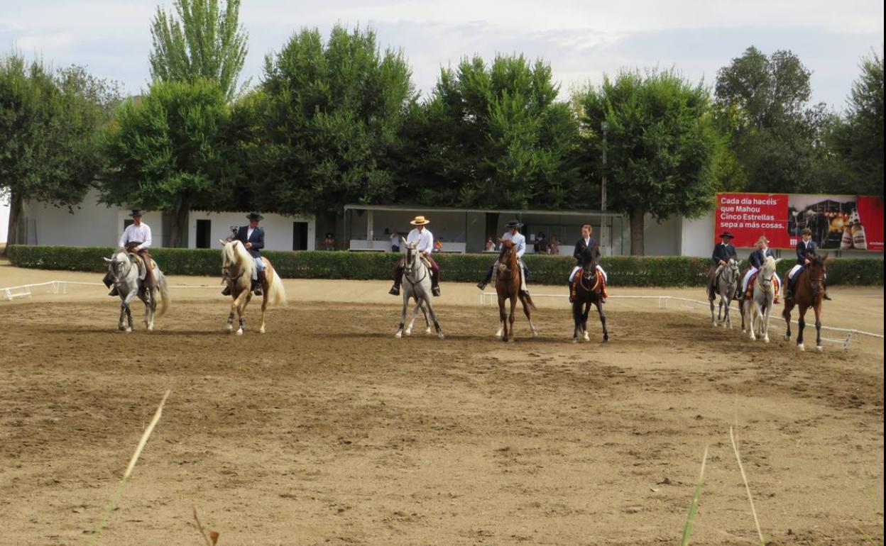Gran acogida de público en el carrusel ecuestre ofrecido por los alumnos de la escuela de equitación Ancapedro