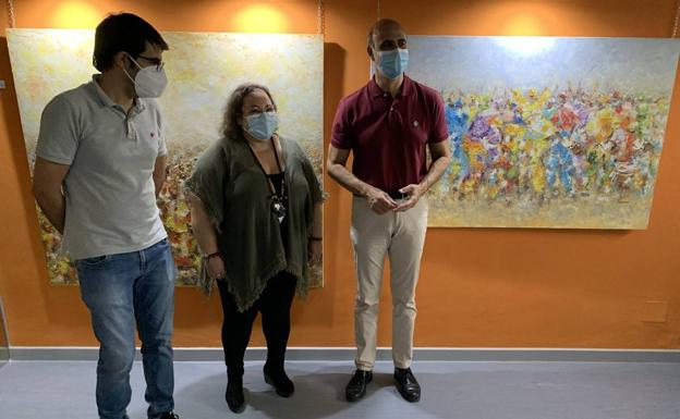 El concejal de juventud, María José Caro y el alcalde en la muestra 