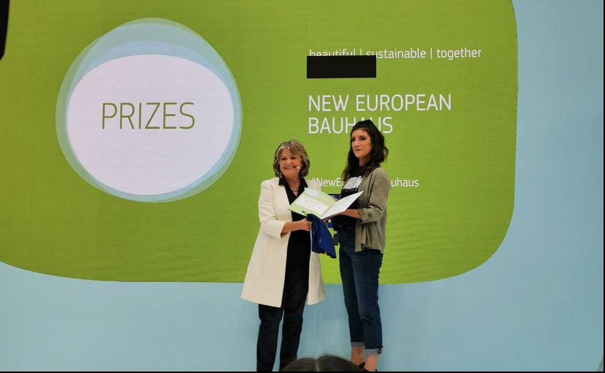 Helena Ortiz, integrante del colectivo, recogió el premio 