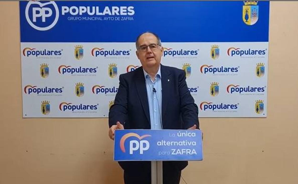 El portavoz popular, Juan Carlos Fernández durante la ruesa de prensa 