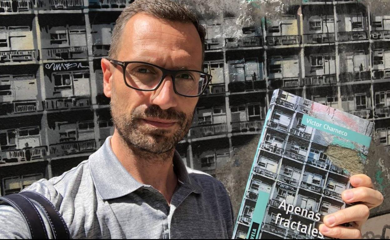 Víctor Charneco con su nuevo libro 
