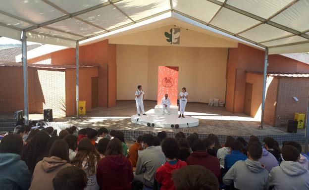 Teatro al aire libre para clausurar la semana 