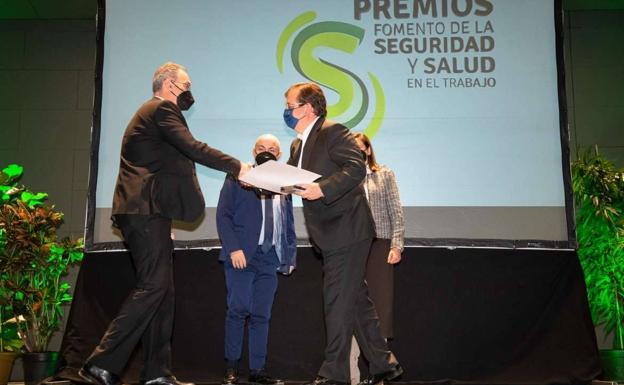 Fernando angulo recibió el premio de manos del presidente de la Junta de Extremadura 