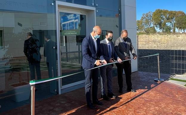 El director del centro, el alcalde y el consejero de Economía cortaron la cinta 