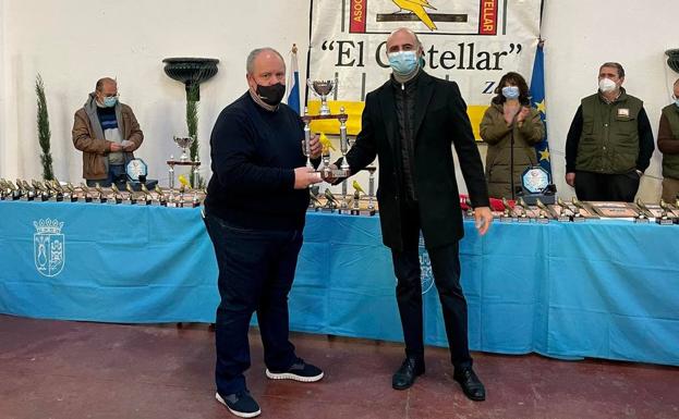 Entrega del premio a un ganador del concurso 