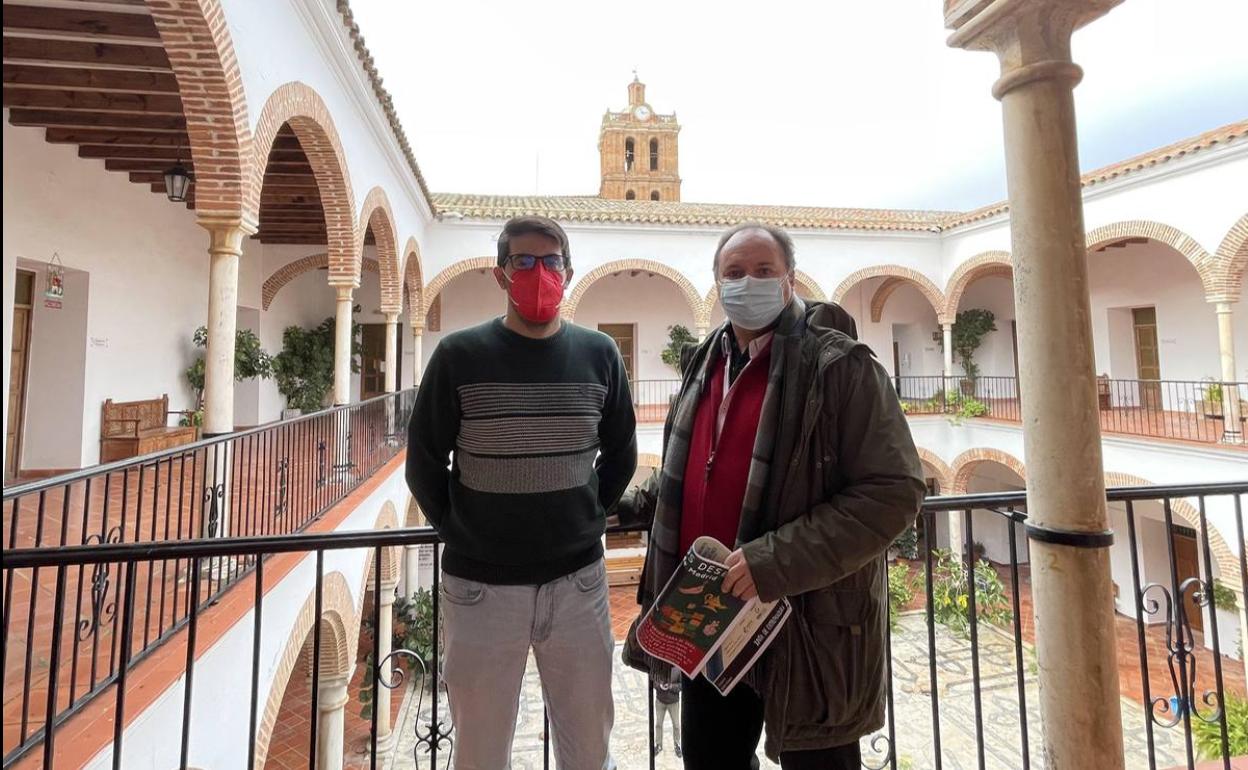 el concejal de Juventud y el coordinador de la Casa de la Juventud durante la presentación 