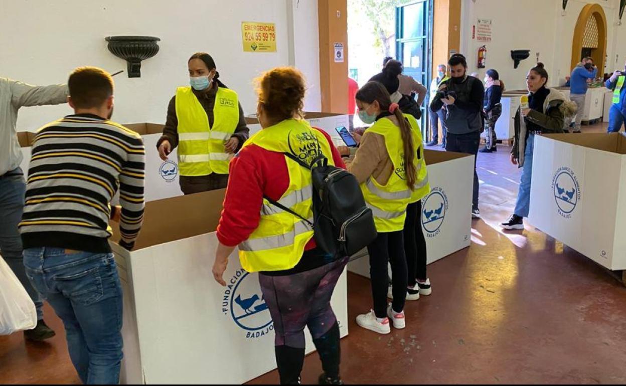 Los voluntarios recibiendo la ayuda en la Caseta Municipal 